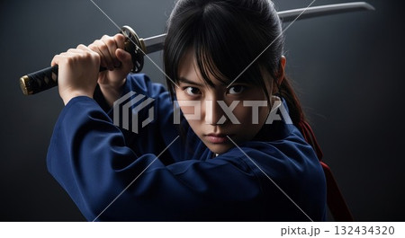 日本刀を構える日本人女子の鋭い眼光 日本刀を構える日本人女子の鋭い眼光 132434320
