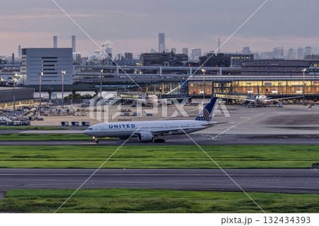 夕暮れの羽田空港 タキシング中の飛行機 東京都大田区 夕暮れの羽田空港 タキシング中の飛行機 東京都大田区 132434393