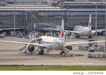 夕暮れの羽田空港　駐機中の飛行機　東京都大田区 132434426