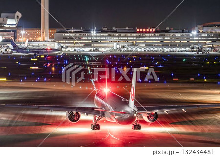 夜の羽田空港　タキシング中の飛行機　東京都大田区 132434481