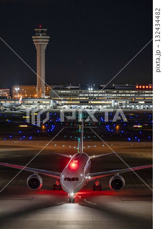 夜の羽田空港　タキシング中の飛行機　東京都大田区 132434482