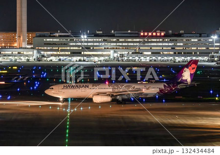 夜の羽田空港　タキシング中の飛行機　東京都大田区 132434484