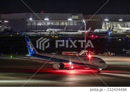 夜の羽田空港　タキシング中の飛行機　東京都大田区 132434486