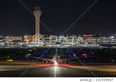 夜の羽田空港　タキシング中の飛行機　東京都大田区 132434487