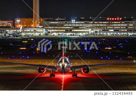 夜の羽田空港　タキシング中の飛行機　東京都大田区 132434493