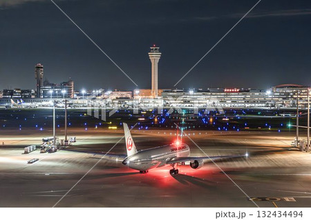夜の羽田空港　タキシング中の飛行機　東京都大田区 132434494
