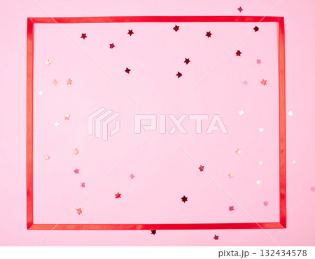 赤いリボンで縁取られたシンプルフレームと星形コンフェッティの背景 赤いリボンで縁取られたシンプルフレームと星形コンフェッティの背景 132434578