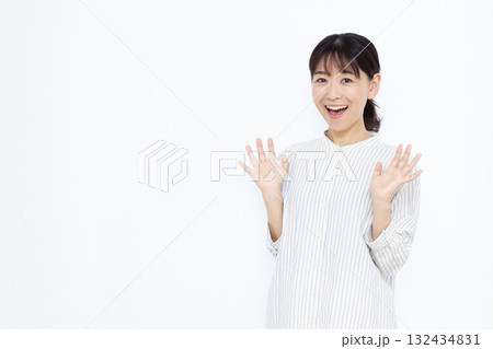 笑顔でびっくりしている女性 132434831
