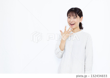 笑顔でびっくりしている女性 132434833