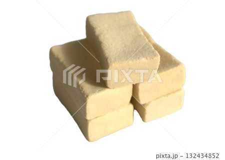 白い背景の高野豆腐 白い背景の高野豆腐 132434852