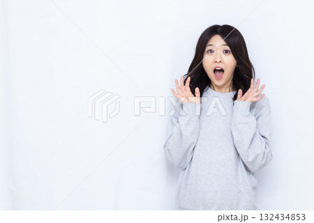 笑顔でびっくりしている女性 132434853