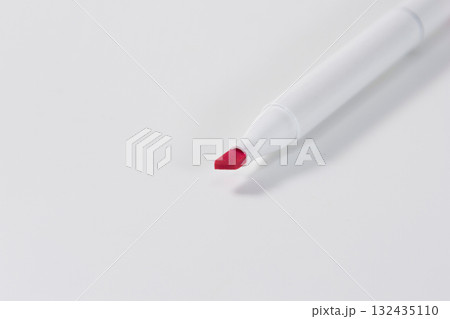 カラフルなビビッドピンク色のアートマーカーペン 132435110