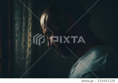 物思いにふける男性の横顔。孤独、悲しみ、人生の葛藤を表すポートレート 物思いにふける男性の横顔。孤独、悲しみ、人生の葛藤を表すポートレート 132435120