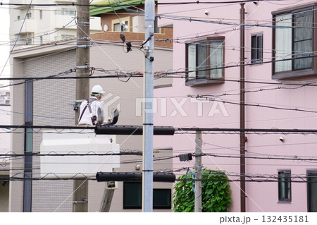 電線の保守点検をする男性 132435181