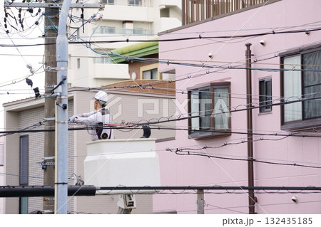 高所で電気工事をする男性 高所で電気工事をする男性 132435185