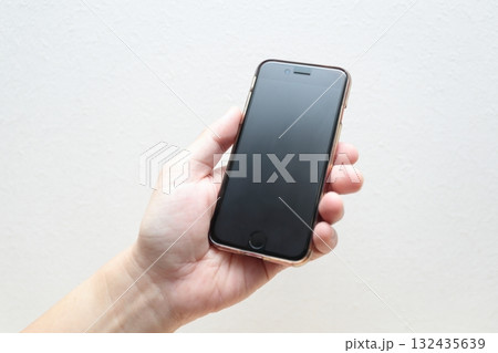 スマホを持つ男性の手 132435639