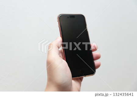 スマホを持つ男性の手 132435641