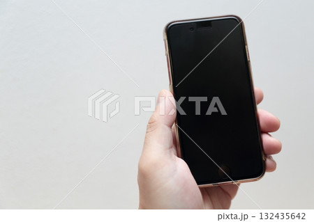 スマホを持つ男性の手 132435642