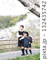 桜と入園式を迎えた3歳の女の子と9歳の姉 132435742