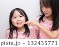 パジャマで歯磨きをする4歳と10歳の姉妹の女の子 132435771