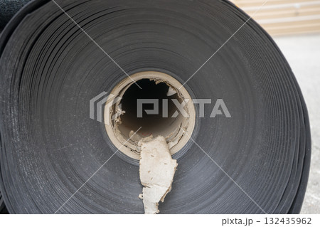 巨大なロールと黒いシート	 132435962