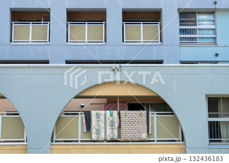 ベランダに布団を干している風景 132436183