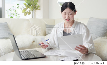 買い物の明細を確認するアジア人女性 132436371