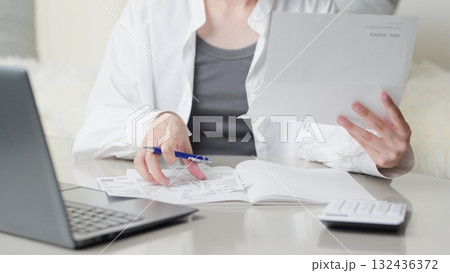 買い物の明細を確認するアジア人女性 132436372