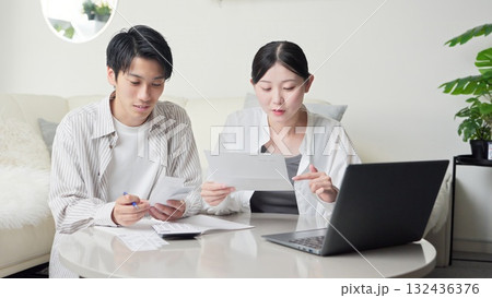 買い物の明細を確認するアジア人カップル 132436376