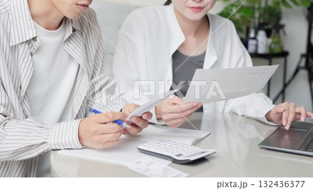 買い物の明細を確認するアジア人カップル 132436377