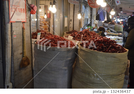 韓国ソウル市内の市場で大量の唐辛子が売られている風景 132436437