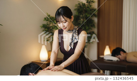 リラクゼーションサロンで施術しているセラピスト 132436545