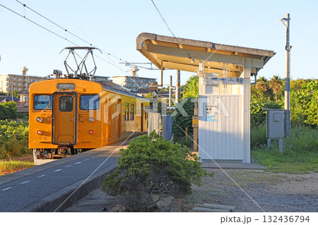 長門本山駅に停車中の車両 132436794