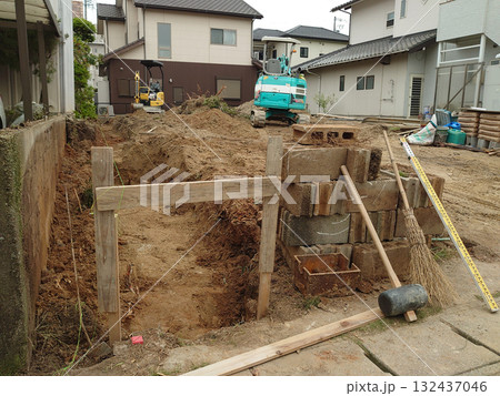 Exterior wall construction / 新築住宅アパートの外壁を新設する工事の様子 132437046