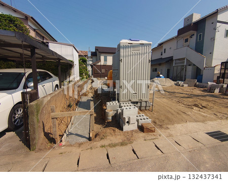 Exterior wall construction / 新築住宅アパートの外壁を新設する工事の様子 132437341