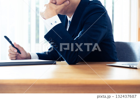 ショックを受けるビジネスマン ショックを受けるビジネスマン 132437687