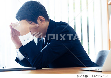 ショックを受けるビジネスマン 132437698