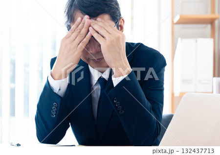 ショックを受けるビジネスマン 132437713