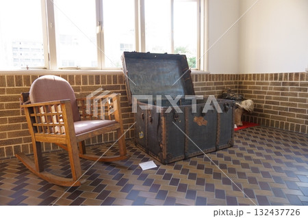 レトロな椅子　文化のみち橦木館 132437726