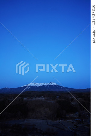 朝ぼらけの御岳山を柳又ビューポイントから臨む 朝ぼらけの御岳山を柳又ビューポイントから臨む 132437816