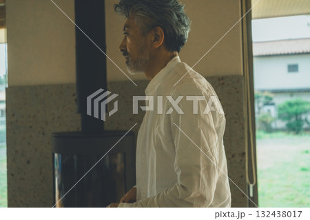 家の中にいるシニア男性 132438017