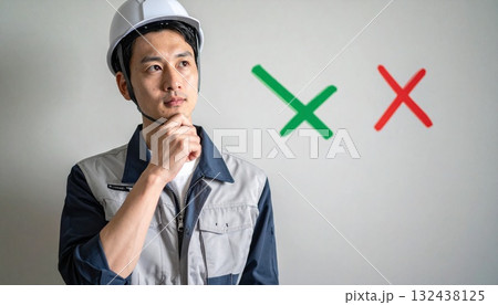 工場でヘルメットをかぶった男性 132438125