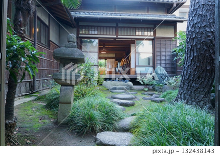 文化のみち橦木館　中庭と日本家屋 132438143