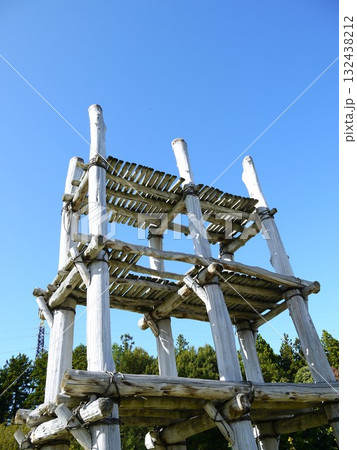 青空に映える大型掘立柱建物 132438212