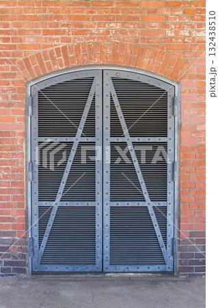 赤レンガの壁と扉 132438510
