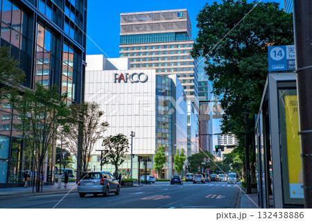 福岡市中央区天神の明治通り　天神の交差点から西側　ワンビルから福岡PARCO側　 132438886