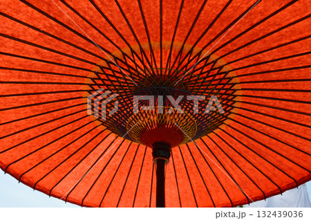 A large red Japanese umbrella / 内側から仰ぎ見る赤い大きな和傘 132439036