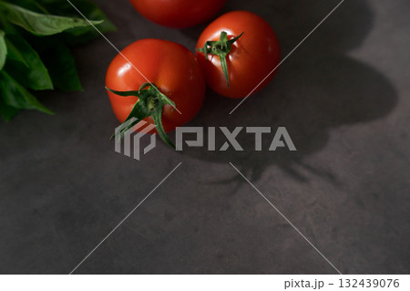 新鮮なトマト（黒背景） 132439076