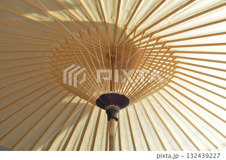 A large white Japanese umbrella / 内側から仰ぎ見る白い大きな和傘 A large white Japanese umbrella / 内側から仰ぎ見る白い大きな和傘 132439227