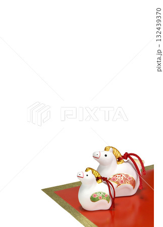 馬　午年　うま年　年賀素材　ハガキサイズ縦 132439370